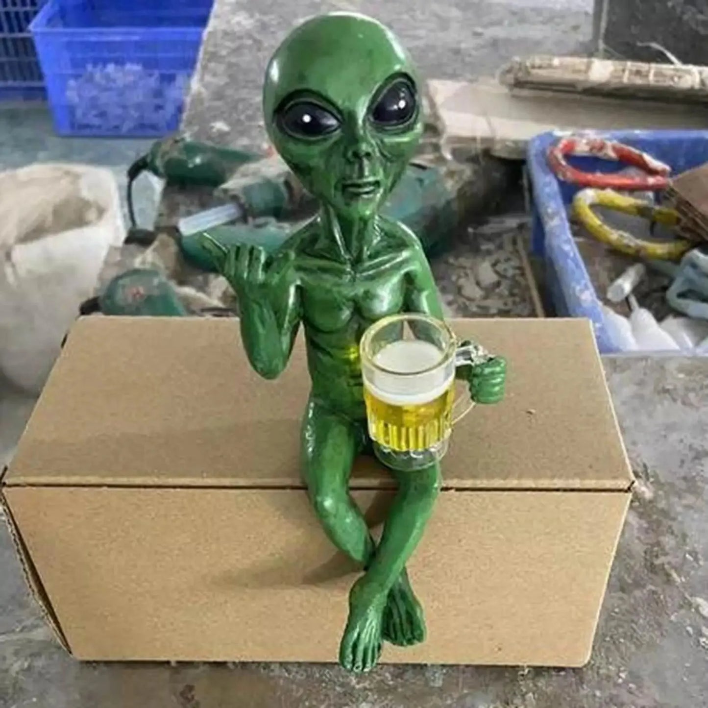 Statue Extraterrestre Bière en Résine – Figurine Humoristique Déco Bureau 15 cm