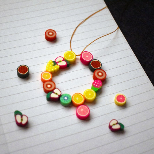 Kit DIY Bracelets de l’Amitié Fruits – Perles Colorées, Cordon Élastique & Feuille de Coloriage, Cadeau Fille Dès 6 Ans
