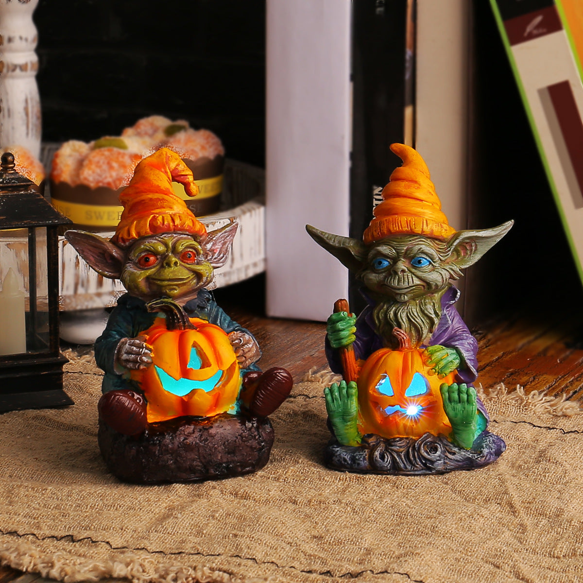 Figurine Lutin Citrouille Halloween en Résine – Gnome Lumineux Décoratif, 3 Styles, Déco Bureau Étagère Maison