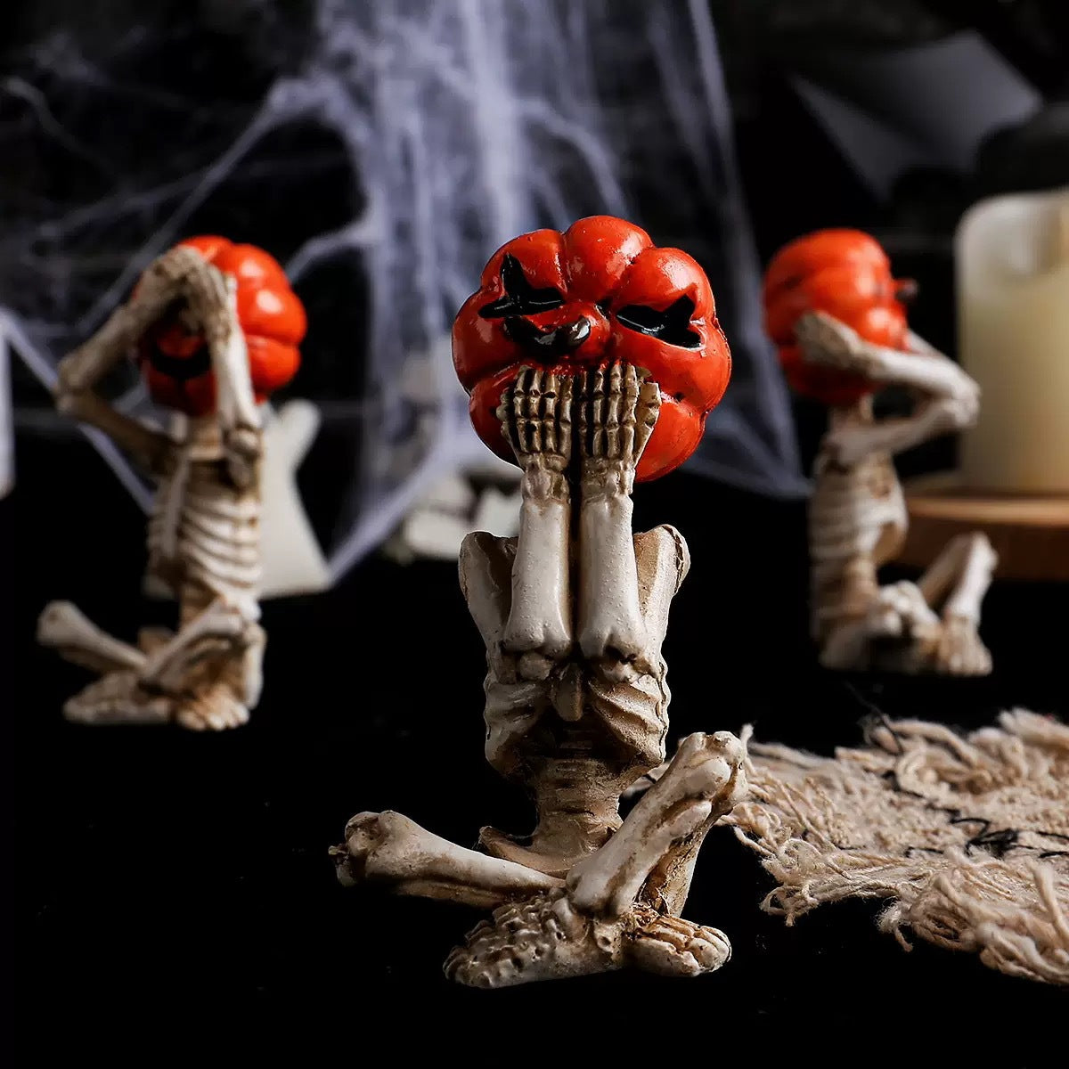 Figurine Crâne Citrouille Yoga Halloween – Les 3 Singes de la Sagesse Version Horreur, Résine, Déco Prop Macabre