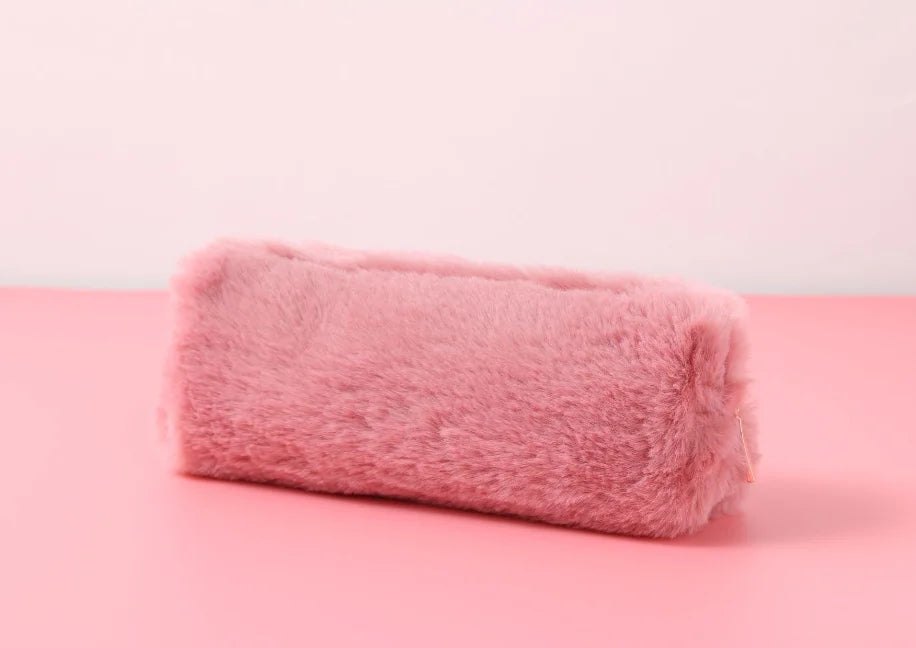 Trousse en Peluche Kawaii – Grande Capacité – Tie-dye & Coloris Unis