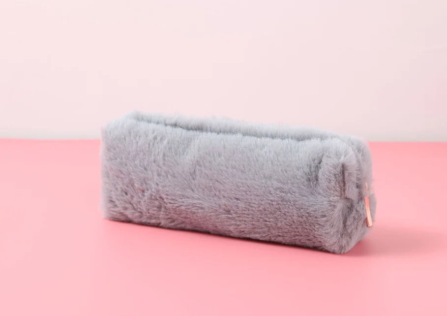 Trousse en Peluche Kawaii – Grande Capacité – Tie-dye & Coloris Unis