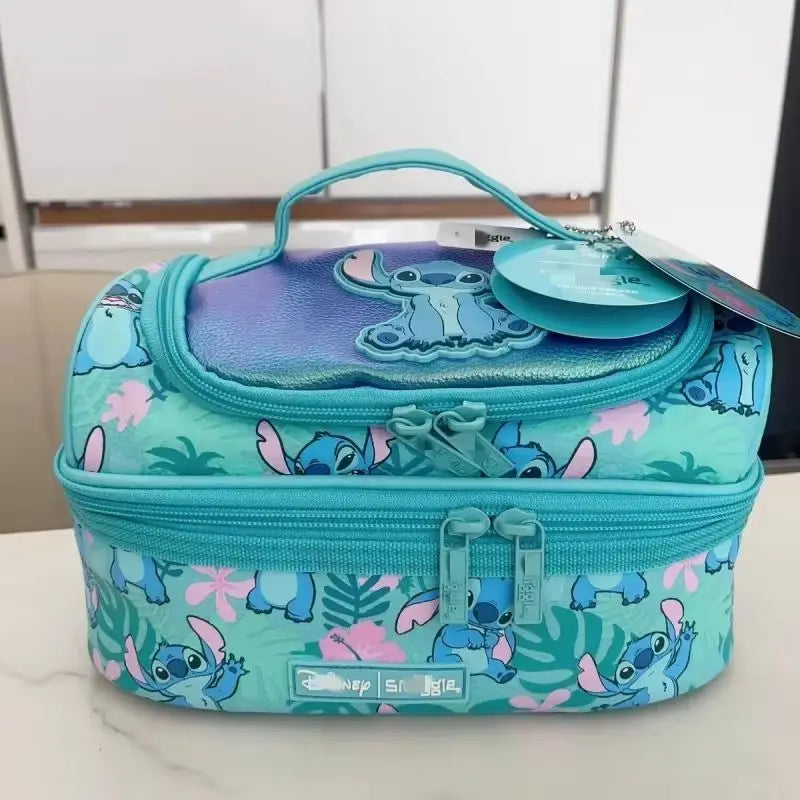 Collection Stitch – Sac à Dos, Trousse, Gourde & Lunch Box, Au Choix