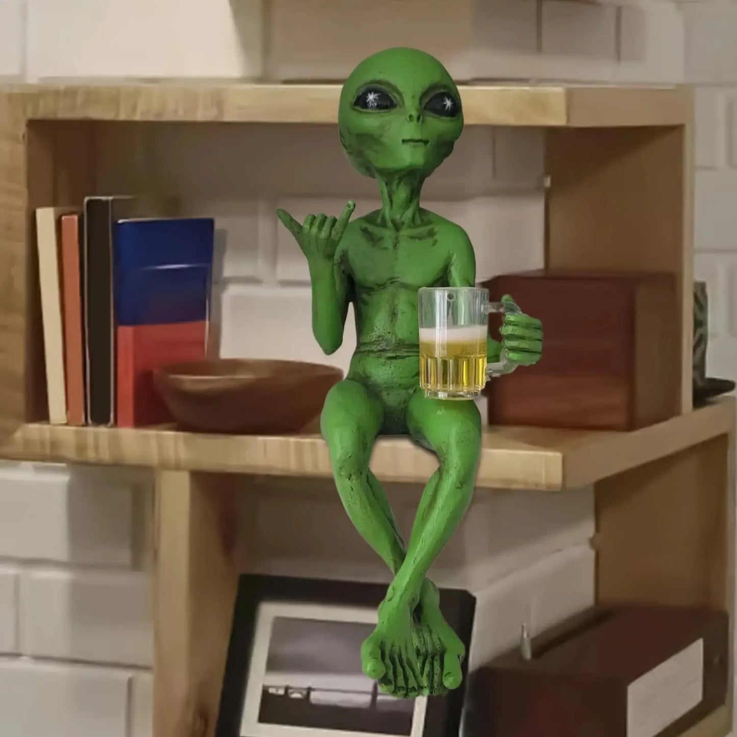Statue Extraterrestre Bière en Résine – Figurine Humoristique Déco Bureau 15 cm