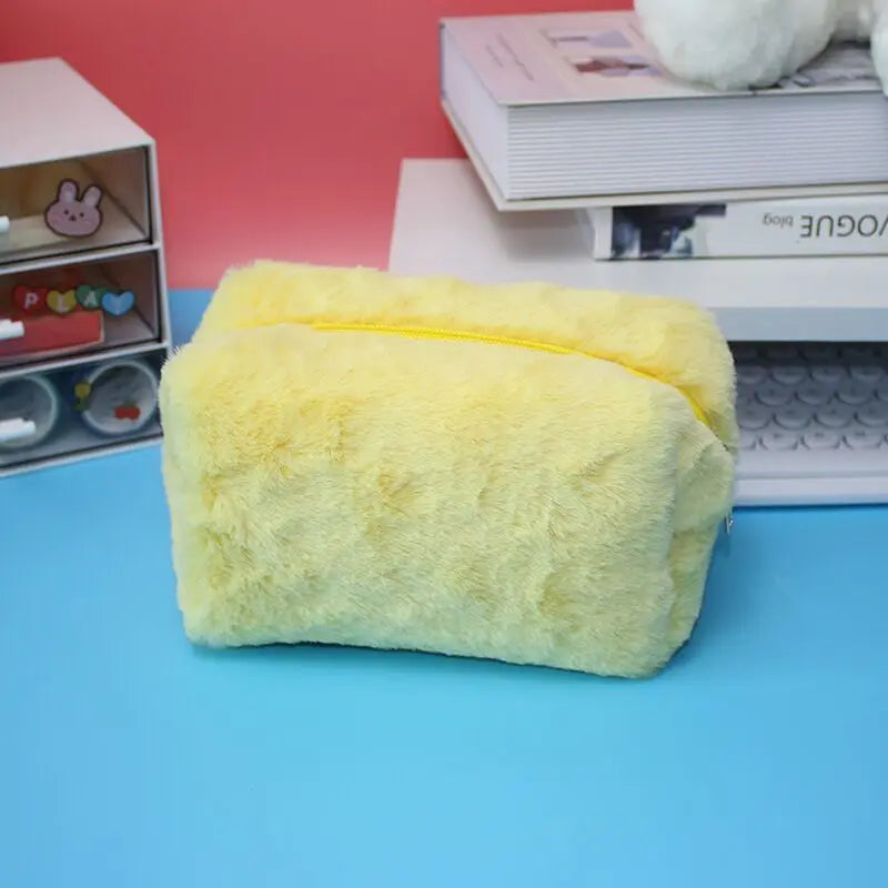 Trousse en Peluche Douce – Grande Capacité – Style Coréen Pastel
