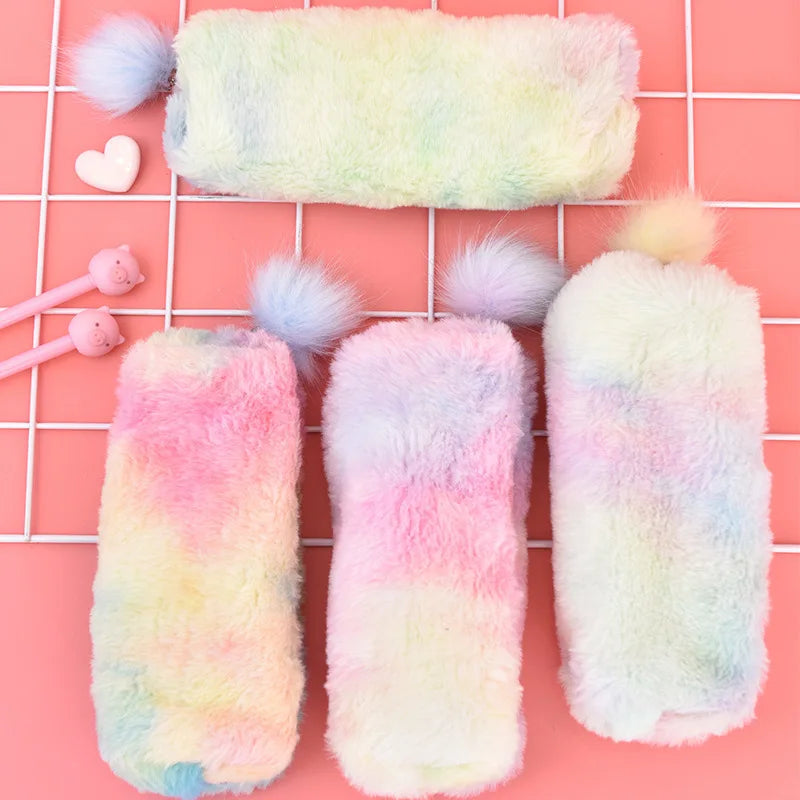 Trousse en Peluche Kawaii – Grande Capacité – Tie-dye & Coloris Unis