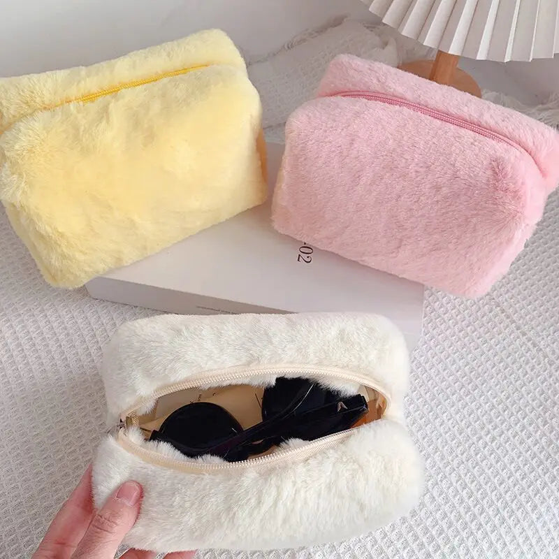 Trousse en Peluche Douce – Grande Capacité – Style Coréen Pastel