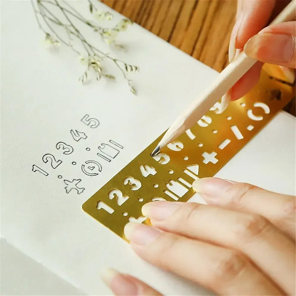 Règle Pochoir Métal – Lettres, Chiffres & Motifs, Marque-Page, Dessin & Peinture