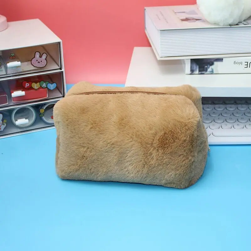 Trousse en Peluche Douce – Grande Capacité – Style Coréen Pastel