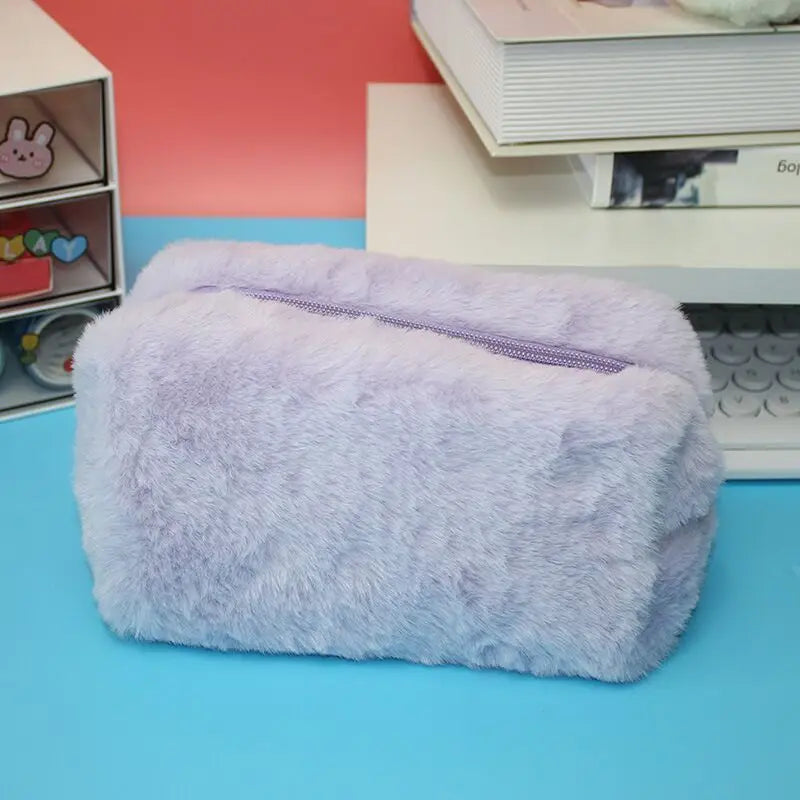 Trousse en Peluche Douce – Grande Capacité – Style Coréen Pastel