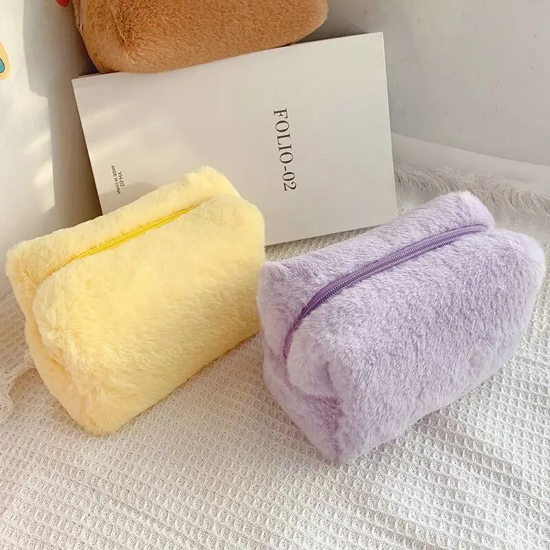 Trousse en Peluche Douce – Grande Capacité – Style Coréen Pastel
