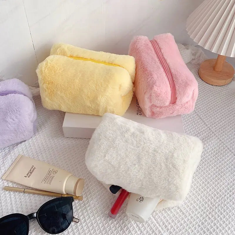 Trousse en Peluche Douce – Grande Capacité – Style Coréen Pastel