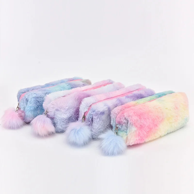 Trousse en Peluche Kawaii – Grande Capacité – Tie-dye & Coloris Unis