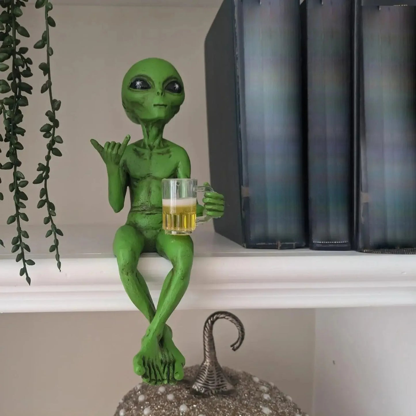 Statue Extraterrestre Bière en Résine – Figurine Humoristique Déco Bureau 15 cm