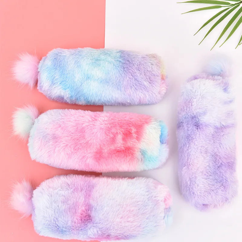 Trousse en Peluche Kawaii – Grande Capacité – Tie-dye & Coloris Unis
