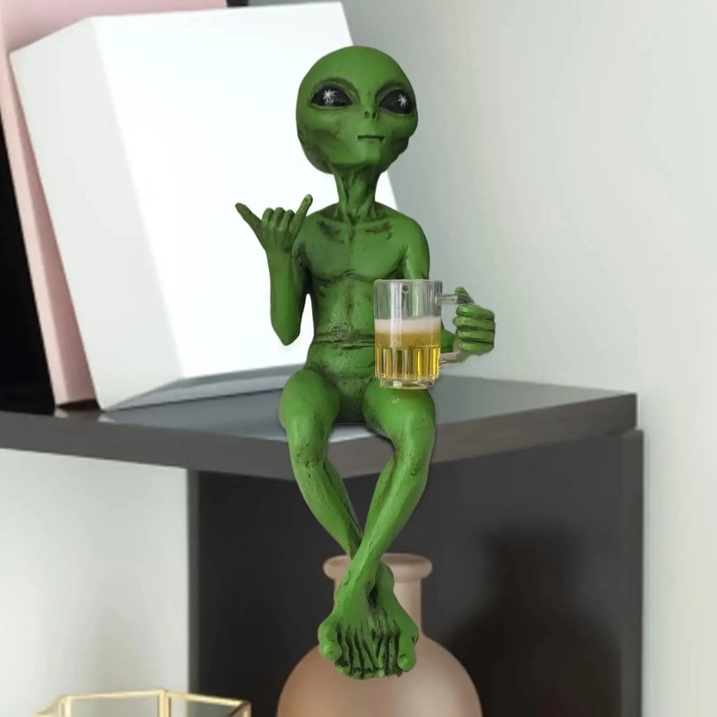 Statue Extraterrestre Bière en Résine – Figurine Humoristique Déco Bureau 15 cm