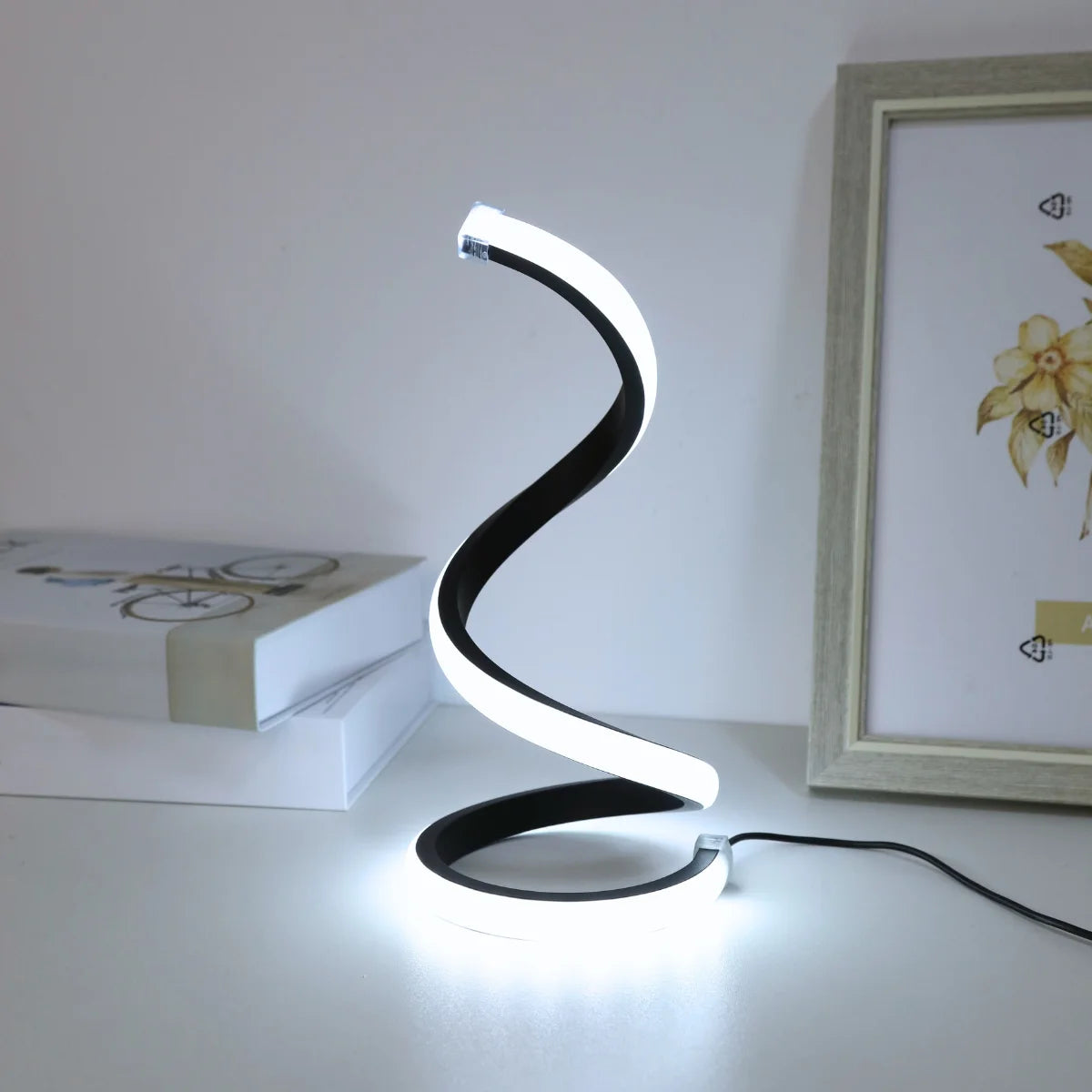 Lampe de Bureau Spirale LED Design – 3 Couleurs, USB, Décoration Moderne