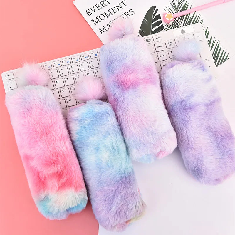 Trousse en Peluche Kawaii – Grande Capacité – Tie-dye & Coloris Unis