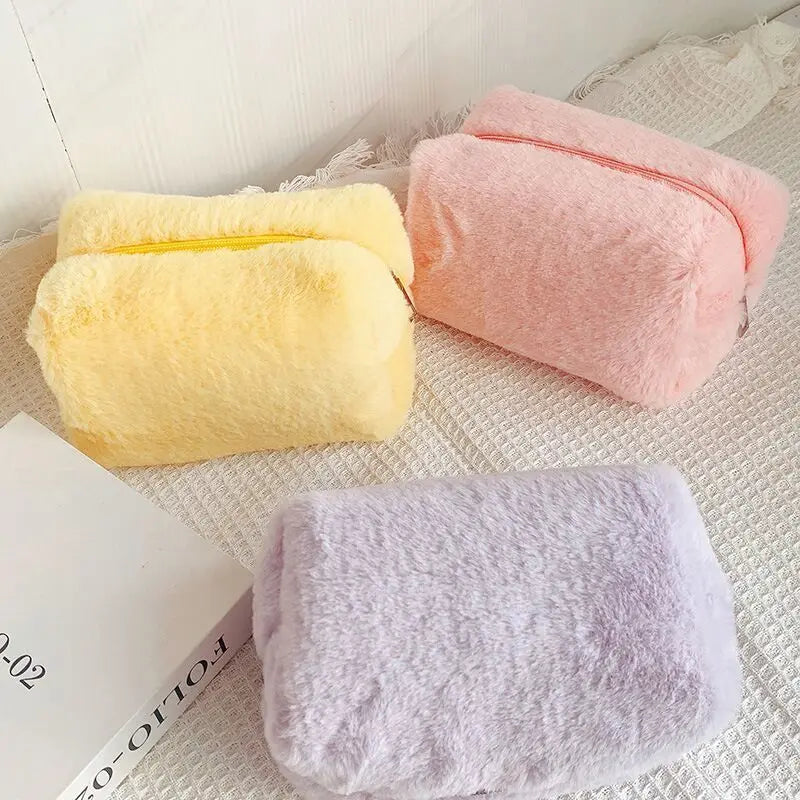 Trousse en Peluche Douce – Grande Capacité – Style Coréen Pastel