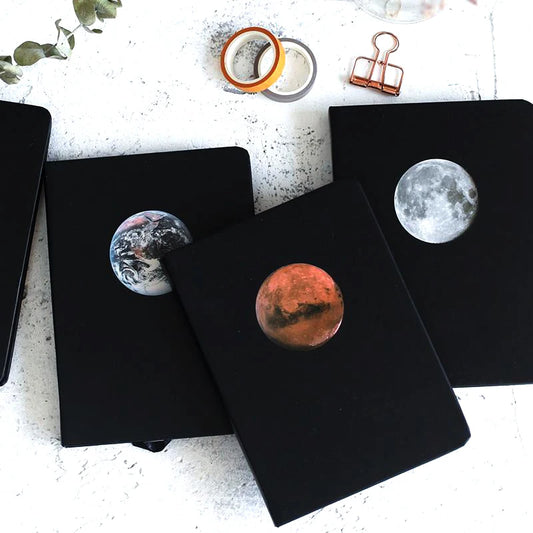 Cahier A5 Couverture Rigide – Série Planètes (Lune, Mars, Pluton, Terre)