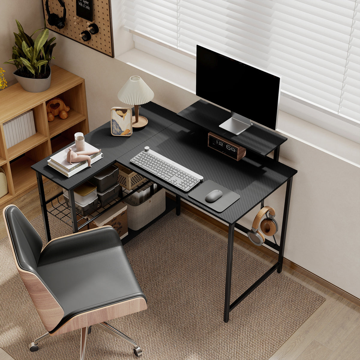 Bureau Gaming en L Réversible – Support Écran Intégré, Étagère Maille 3 Niveaux, 114.5x82x91.5cm, Acier & MDF, Noir